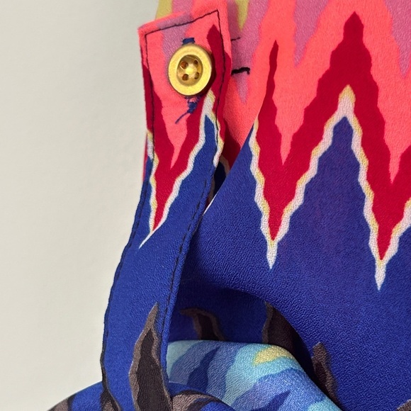 Vibrant Zigzag Patterned Women's Top Roll Tab Sleeve Size Small High Low Coverup - Picture 7 of 16